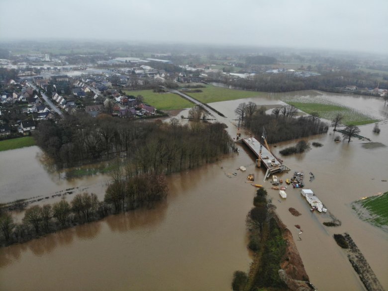 Hochwasser 2023 überflutetes Brückenbauwerk über die Ems 2023