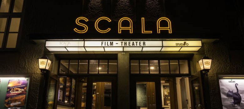 Der Eingang des Scala-Filmtheaters im dunkeln mit Beleuchtung