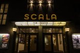 Außenansicht des Kinos Der Eingang des Scala-Filmtheaters im dunkeln mit Beleuchtung