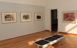 Die Ausstellungsräume im historischen Rathaus Ein Raum, in dem Bilder mit Pferdemotiven aufgehängt sind