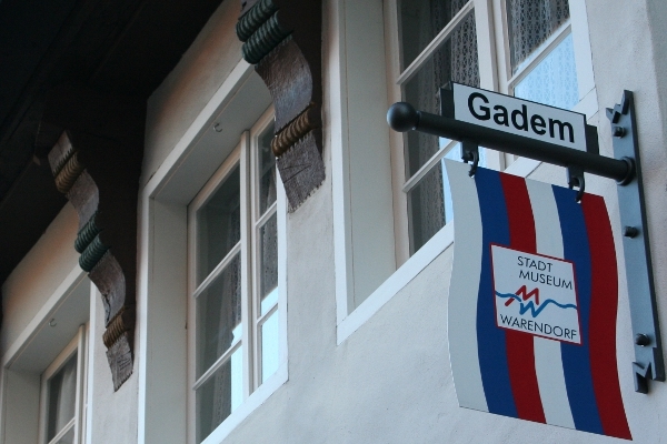 Eingangsschild Gadem Ausschnitt des Gadems von außen mit Eingangsschild
