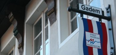 Eingangsschild Gadem Ausschnitt des Gadems von außen mit Eingangsschild