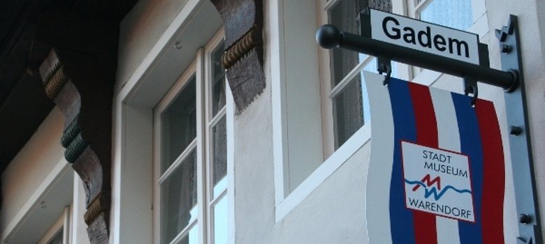 Ausschnitt des Gadems von außen mit Eingangsschild