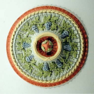 Stuckrosette Eine Stuckrosette verziert mit einem Muster aus Weintrauben