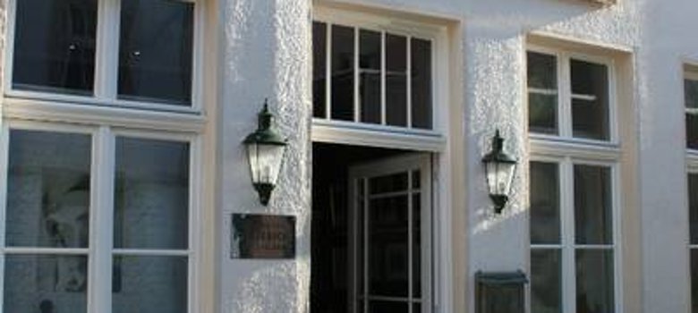 Der Eingang des Heinrich-Friederichs-Museums mit goldenfarbenem Eingangsschild