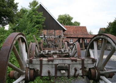 Stellmacherei Hoetmar Die Stellmacherei von außen. Vor dem Gebäude stehen alte Wagenräder