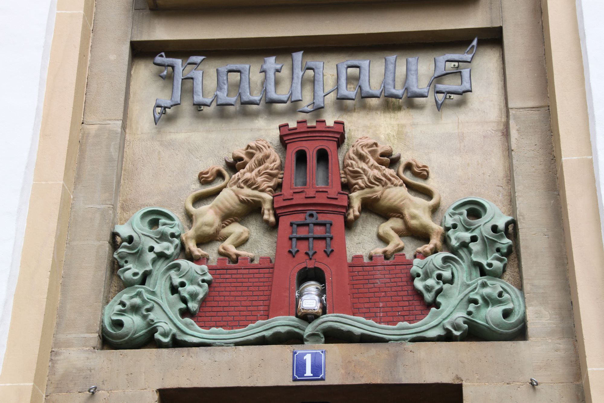 Steinrelief am Rathaus