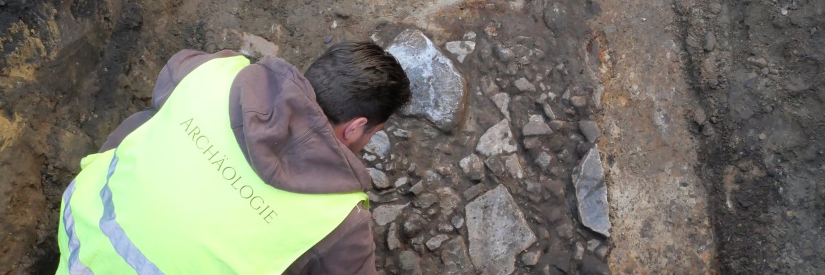 Symbolbild für Archäologie, Mitarbeiter in der Grabung