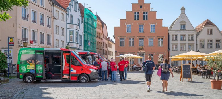 Bürgerbusse Marktplatz Das Bild zeigt die Bürgerbusse auf dem Warendorfer Marktplatz