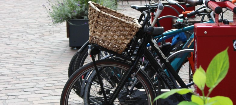Fahrradständer Emsstraße Zu sehen sind abgestellte Fahrräder in der Emsstraße