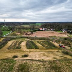 Erdarbeiten Baugebiet Königstal II in Milte Ein Luftbild von Erdbauarbeiten, es sind mehrere Maschinen zu sehen.