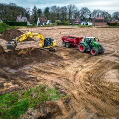 Luftbild von Baumaschinen bei Erdarbeiten in Milte Ein Luftbild von Erdbauarbeiten, es sind mehrere Maschinen zu sehen.