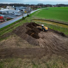 Lagerung von Oberboden im Baugebiet Milte Ein Luftbild von Erdbauarbeiten, es ist ein Radlader im Einsatz zu sehen.