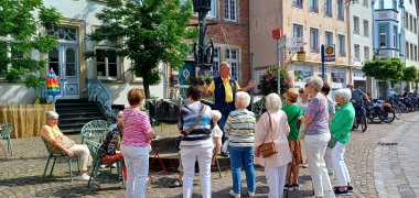 Altstadtführung Gruppe Touristen auf dem Markplatz bei einer Stadtführung