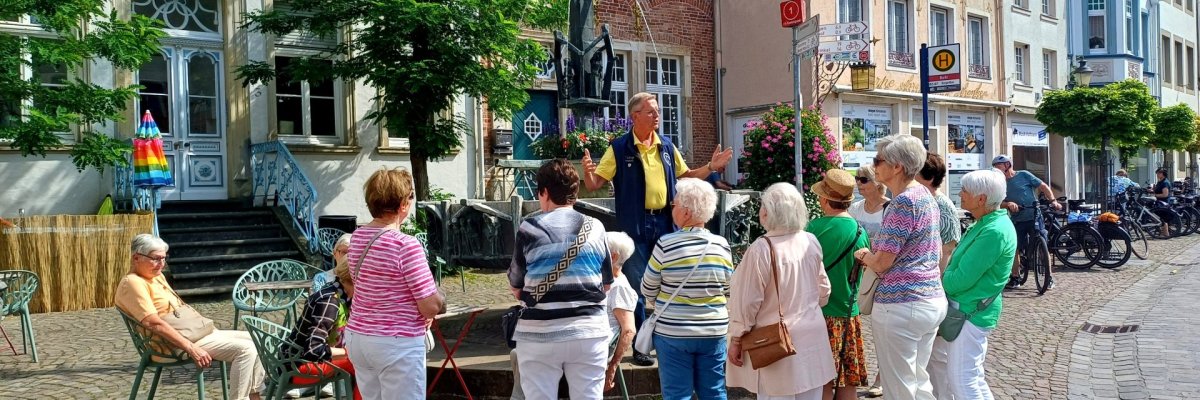 Altstadtführung Gruppe Touristen auf dem Markplatz bei einer Stadtführung