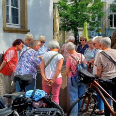 Altstadtführung Eine Gruppe steht bei einer Altstadtführung auf dem historischen Marktplatz