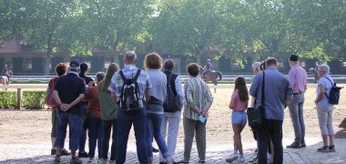 Führung im NRW-Landgestüt Gruppe bei einer Führung im NRW-Landgestüt