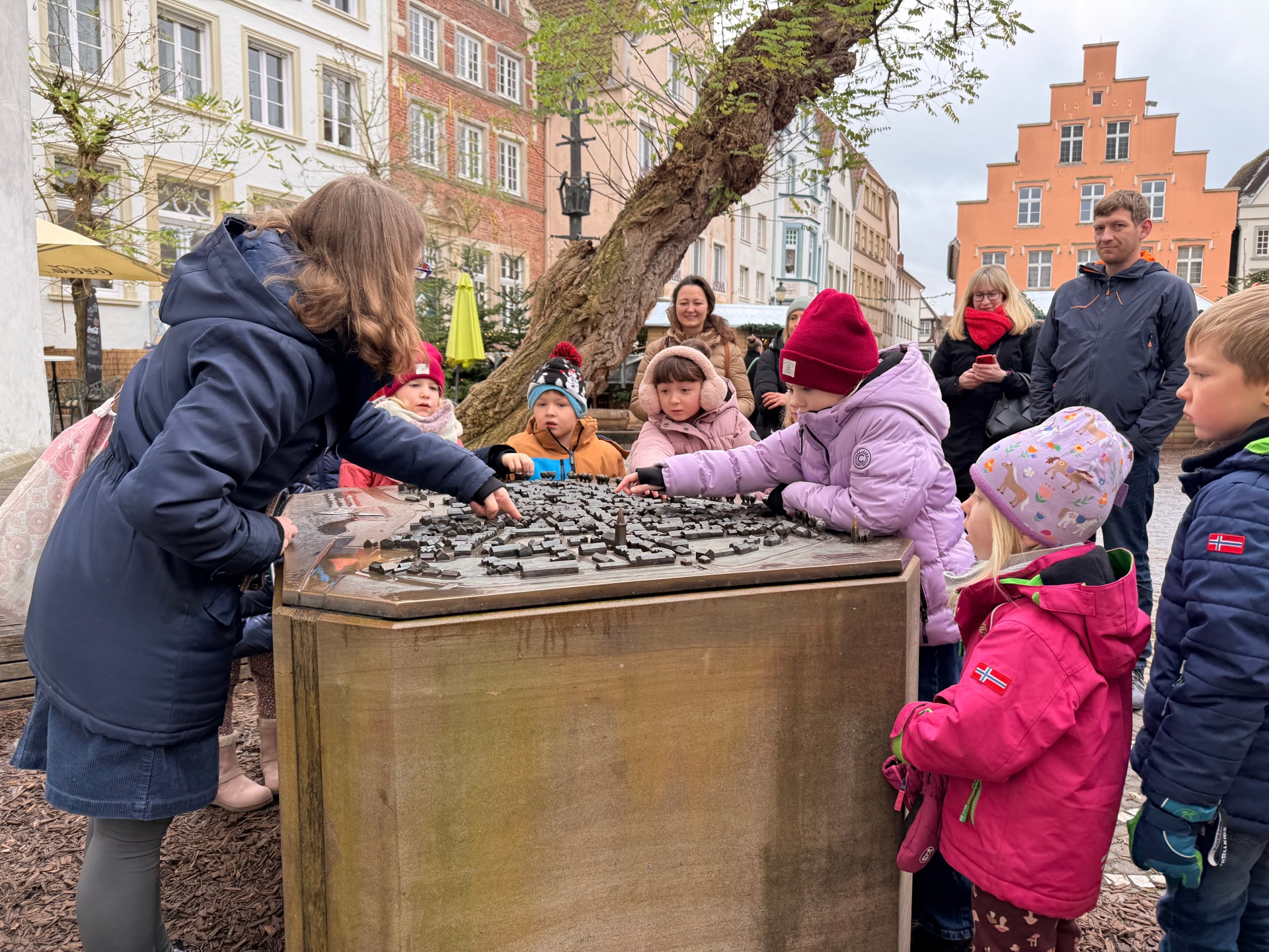 Kinderstadtführung Kinderstadtführung Gruppe mit Kindern am Stadtmodell