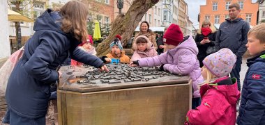 Kinderstadtführung Kinderstadtführung Gruppe mit Kindern am Stadtmodell