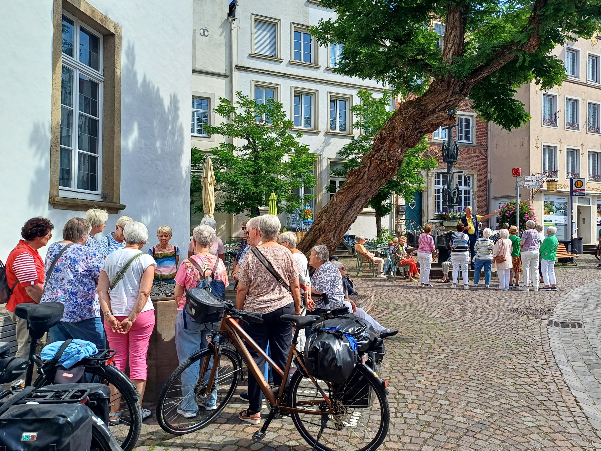 Altstadtführung Eine Gruppe steht bei einer Altstadtführung auf dem historischen Marktplatz