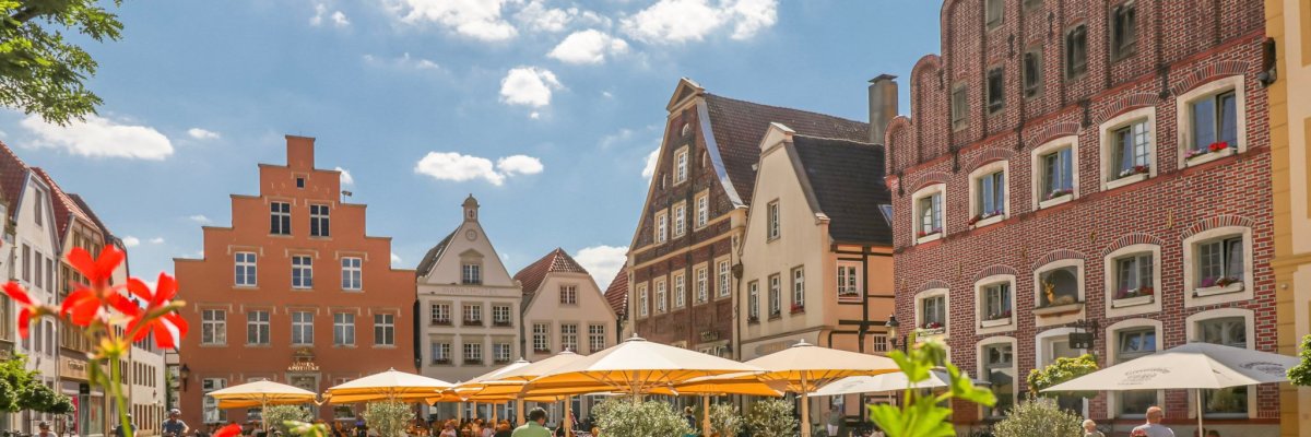 Marktplatz Marktplatz mit Bestuhlung und Sonnenschirmen