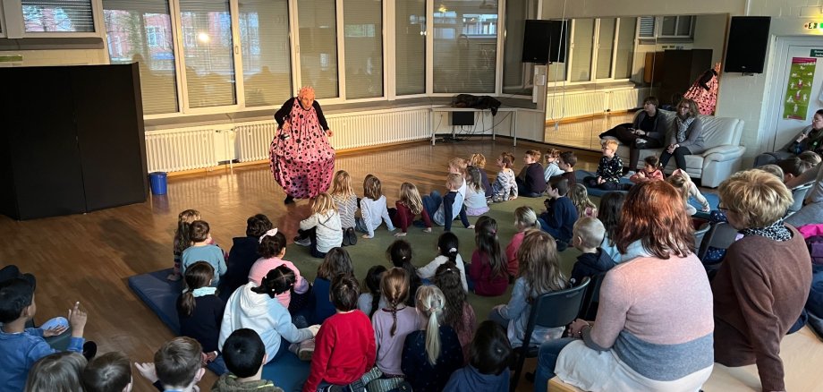 Das Theaterstück "Flimmermann" begeisterte in der vergangenen Woche 53 Kinder aus vier Kindergärten. 