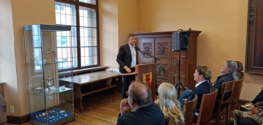 Bürgermeister Peter Horstmann eröffnet die Ausstellung "Unter uns"