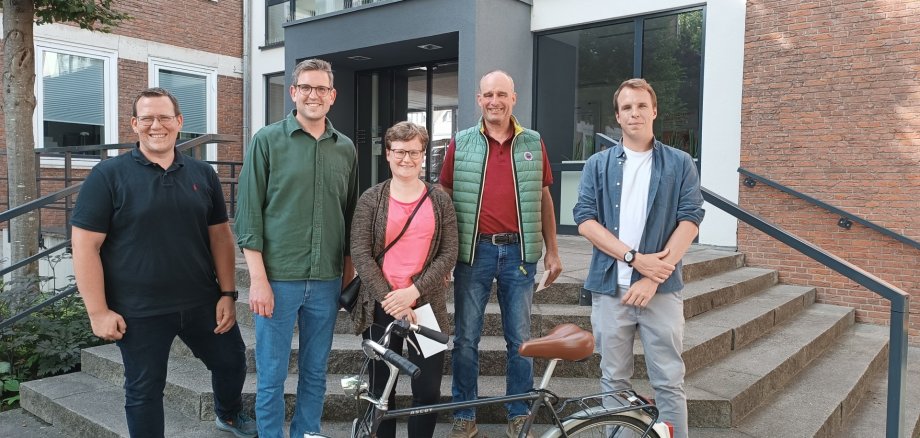Der städtische Mobilitätsmanager Tobias Schwarzer überreicht jeweils einen Gutschein für den nächsten Besuch im Fahrradeinzelhandel an die Gewinner. 