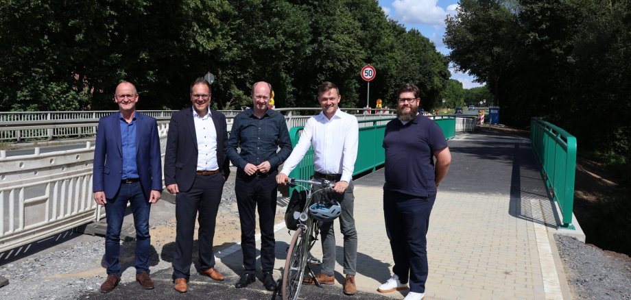 Mit dem Ergebnis sind Norbert Reher (Amtsleiter Planen, Bauen, Umwelt Everswinkel), Everswinkels Bürgermeister Sebastian Seidel, Landrat Dr. Olaf Gericke, Warendorfs Bürgermeister Peter Horstmann und André Hackelbusch (Leiter Kreisstraßenbauamt) sehr zufrieden.