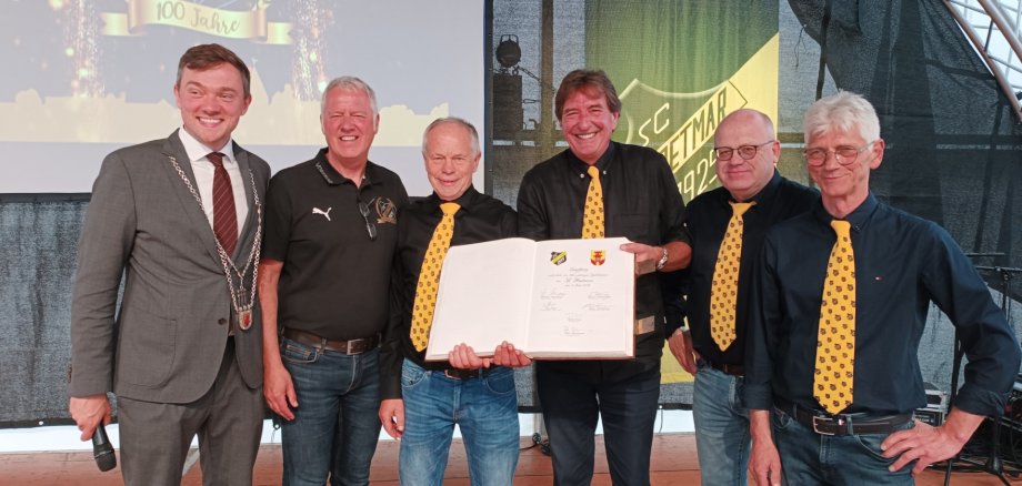 Bürgermeister Peter Horstmann mit ehemaligen und dem aktiven Vereinsvorsitzenden des SC Hoetmar