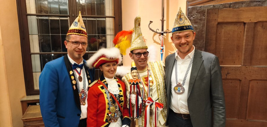 WaKaGe-Hofmarschall Thomas Steinhoff, "Annemarie" Ivana Gusatovic, Prinz Totti I., Bürgermeister Peter Horstmann halten den Moritz