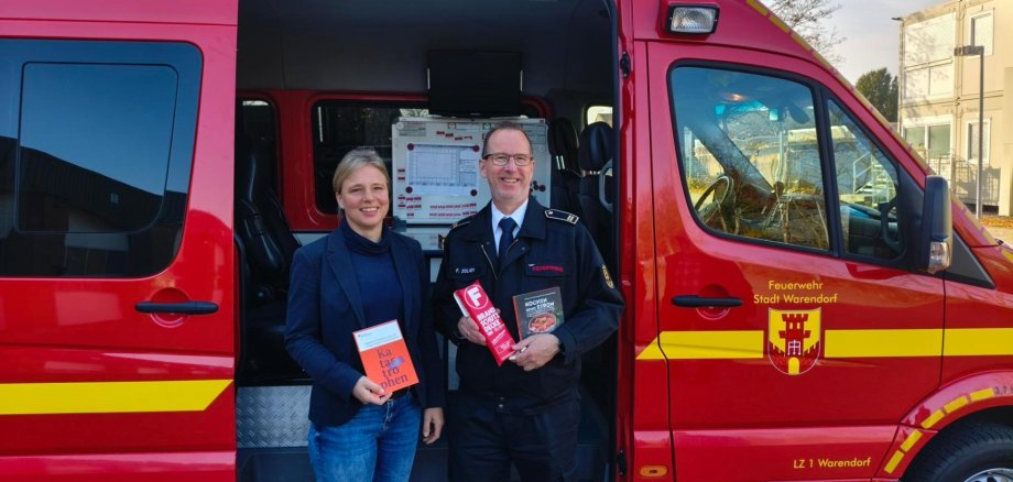 v.l. Dr. Mareike Beer (Leiterin VHS), Frank Sölken (Leiter Feuerwehr)