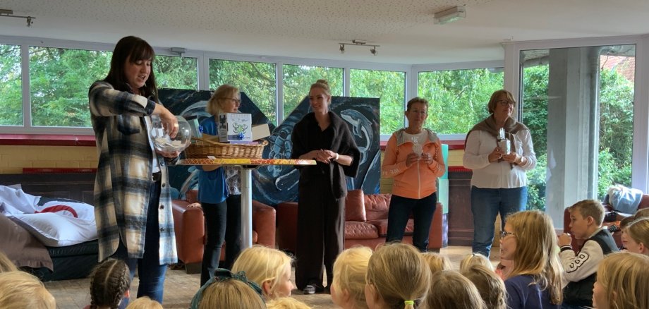 Die stellvertretende Bürgermeisterin Cornelia Lindstedt, Lea Prentler von der Sparkasse Münsterland-Ost, Gerlinde Stephani von der Bürgerstiftung und Cordula Mense-Frerich vom Förderverein der Stadtbücherei Warendorf zusammen mit Lisa Woitschikowski vom Team der Stadtbücherei bei der Verlosung der Preise.