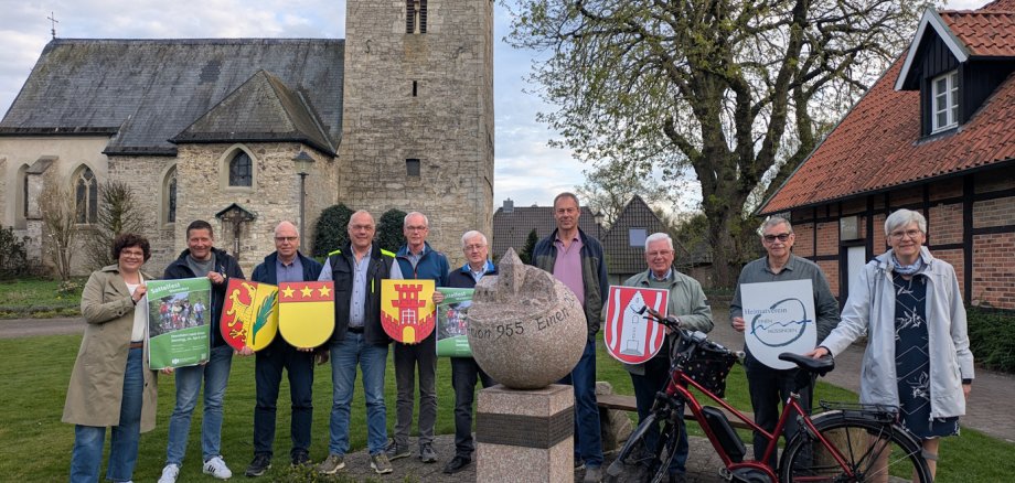 v.l. Regina Höppner (Stadt Warendorf), Ansgar Drees (Heimatverein Hoetmar), Robert Dorgeist (Heimatfreunde Hoetmar), Johannes Weiligmann (Heimatverein Einen-Müssingen), Hubert Kleinschnitker (Heimatverein Einen-Müssingen), Erich Merz (Einradgruppe SC Müssingen), Martin Fabisch (Schützengilde Ems-Einen), Wenzel Havelt (Heimatverein Milte), Thomas Holewa (Heimatverein Einen-Müssingen), Susanne Bollmann (Stadt Warendorf)