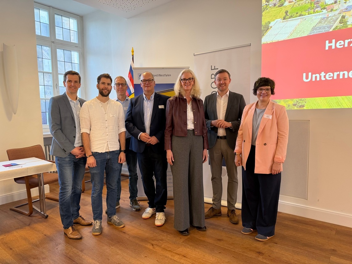 Unternehmerfrühstück Die Organisatoren: Von links Christian Paasche, IHK Nord Westfalen, Niklas Steinkamp, Gewerbekreis Hoetmar e. V., Torsten Krumme, Wirtschaftsförderung Stadt Warendorf, Heiner Kamp, WIWA – Wirtschaft für Warendorf e.V., Wiebke Böhmer, punkt 100 – Training und Beratung, Peter Horstmann, Bürgermeister Stadt Warendorf, Regina Höppner, Dezernentin Bürgerdienste Stadt Warendorf