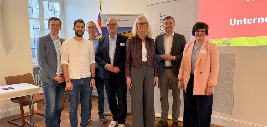 Unternehmerfrühstück Die Organisatoren: Von links Christian Paasche, IHK Nord Westfalen, Niklas Steinkamp, Gewerbekreis Hoetmar e. V., Torsten Krumme, Wirtschaftsförderung Stadt Warendorf, Heiner Kamp, WIWA – Wirtschaft für Warendorf e.V., Wiebke Böhmer, punkt 100 – Training und Beratung, Peter Horstmann, Bürgermeister Stadt Warendorf, Regina Höppner, Dezernentin Bürgerdienste Stadt Warendorf