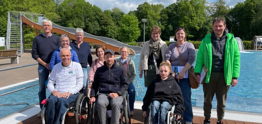 Wie barrierefrei ist das Freibad Bürgerbad Emsinsel? Dieser Frage gingen die Stadtwerke Warendorf jetzt gemeinsam mit dem Förderverein Bürgerbad Warendorf, der Heinrich-Tellen-Schule, Lebensweltexperten und dem Team des Netzwerkbüros Inklusion der Caritas Warendorf und der Stadt Warendorf bei einem praxisnahen Barriere-Check nach.