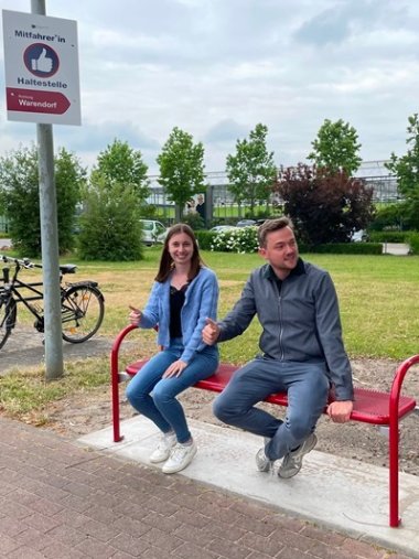 Mitfahrerhaltestelle in Freckenhorst Das Bild zeigt Bürgermeister Peter Horstmann auf einer Mitfahrerbank sitzend.
