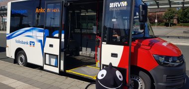 Bürgerbusse EMW EMW-Maskottchen Edgar vor dem Bürgerbus