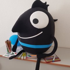 Malwettbewerb EMW Das EMW-Maskottchen Edgar mit Stiften