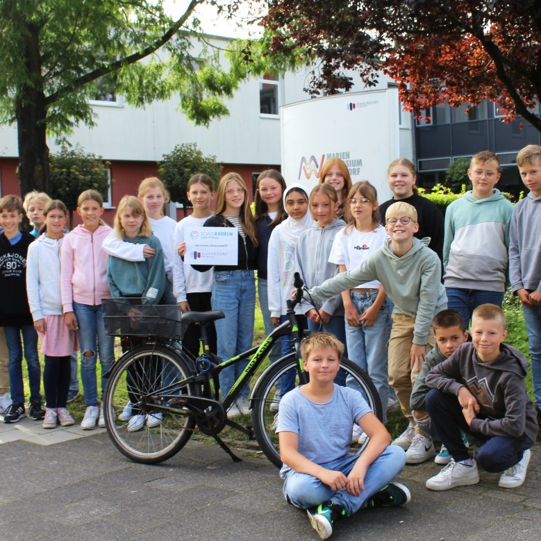 Schulradeln 2023 Zu sehen ist eine Schulklasse, die beim Schulradeln die Verlosung gewonnen hat.