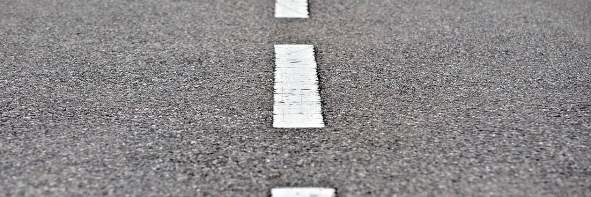 Straße Es ist eine Asphaltstraße zu sehen.