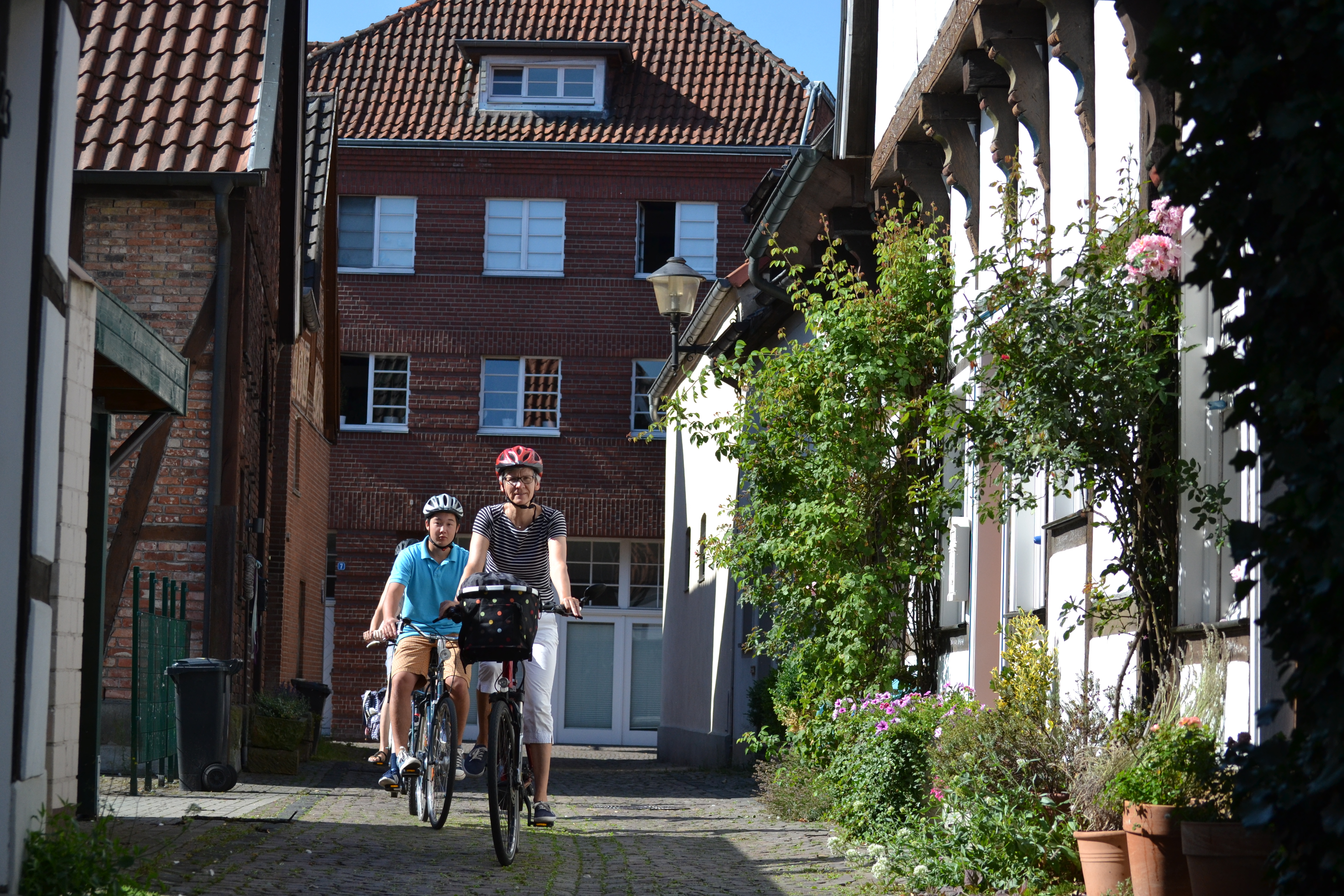 Radfahrende in der Altstadt